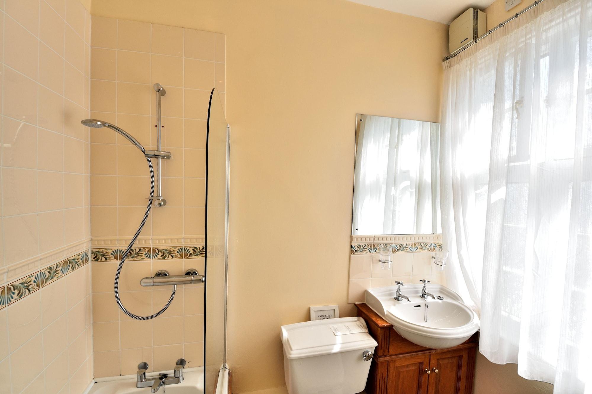 Hotel Queens Court 3*