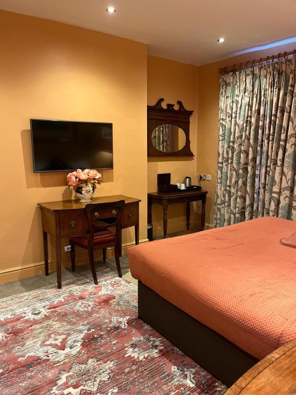 Queens Court Hotel 3*