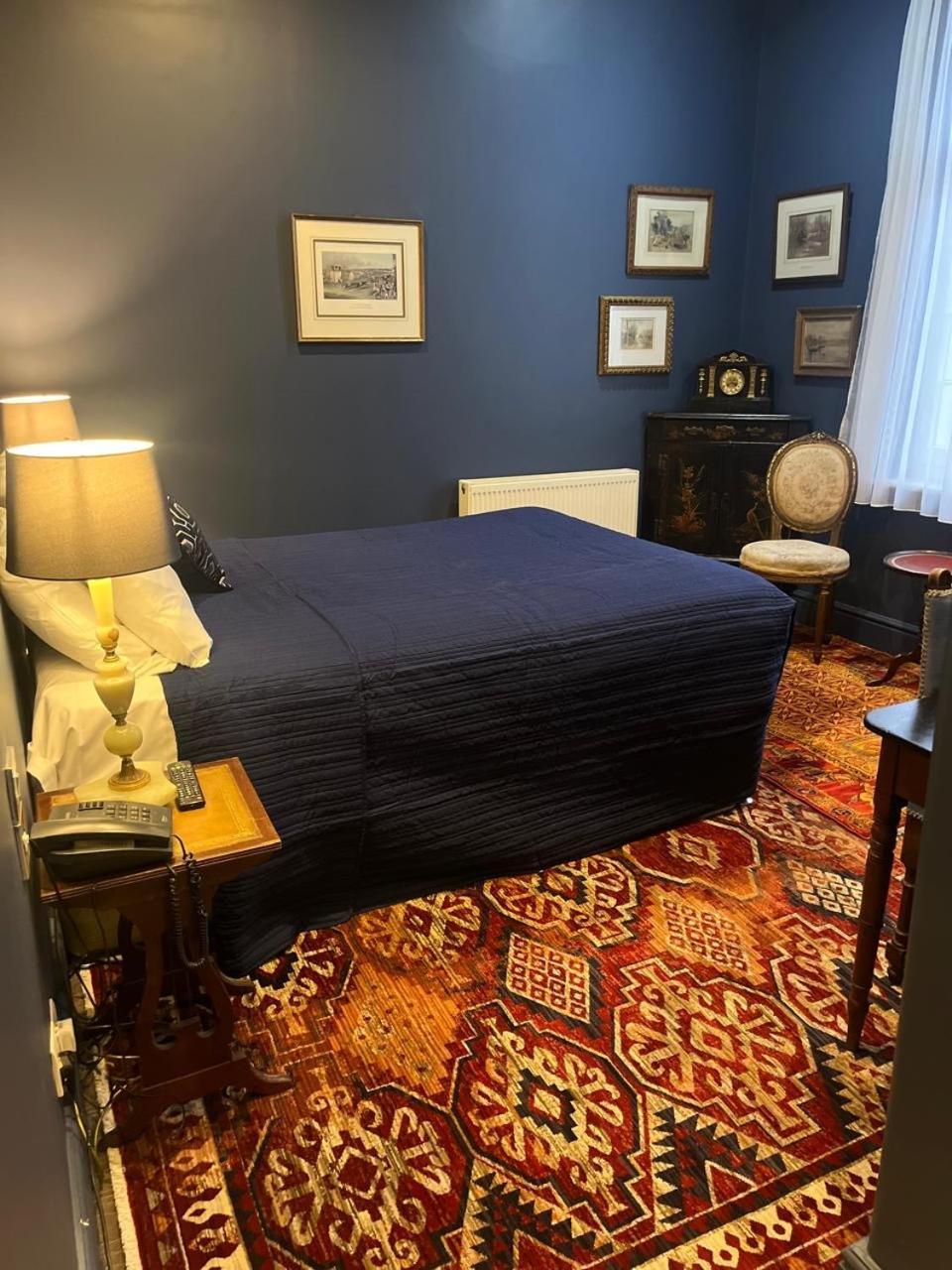 Hotel Queens Court 3*
